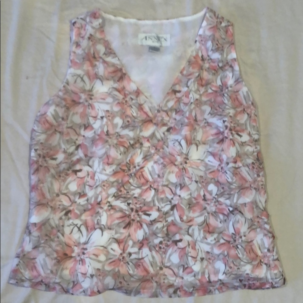 Sleeveless light weight top